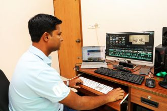 ইউটিউবের বিভিন্ন ভিডিও দেখতে গিয়ে সুমনের মাথায় আসে বাংলাদেশের ইতিহাস নিয়ে কিছু করার