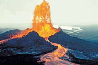 🔥 আগ্নেয়গিরি থেকে অগ্ন্যুৎপাত কেন হয়, কখন হয়?