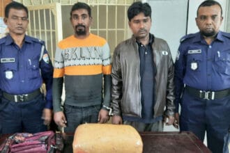 লোকাল ট্রেন থেকে নামার সময় গাঁজাসহ দুই মাদক কারবারি গ্রেপ্তার