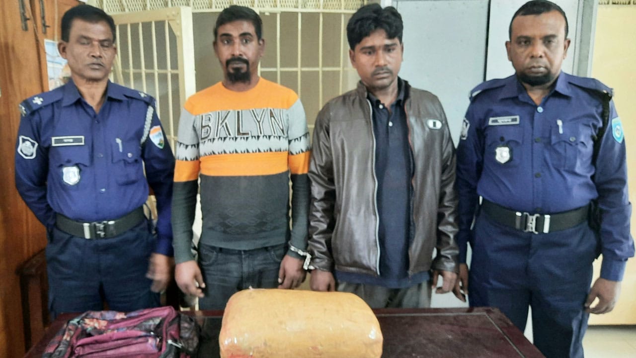 লোকাল ট্রেন থেকে নামার সময় গাঁজাসহ দুই মাদক কারবারি গ্রেপ্তার
