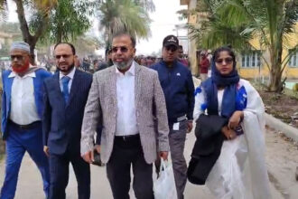 বাগেরহাট-৩ আসনে ধানের শীষের মনোনয়নপত্র জমা দিলেন শেখ ফরিদুল ইসলাম