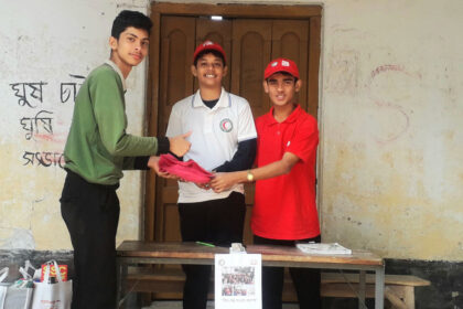 অপ্রয়োজনীয় কাপড়েই জীবনের উষ্ণতা: যুব রেড ক্রিসেন্টের উদ্যোগে শীতবস্ত্র সংগ্রহ