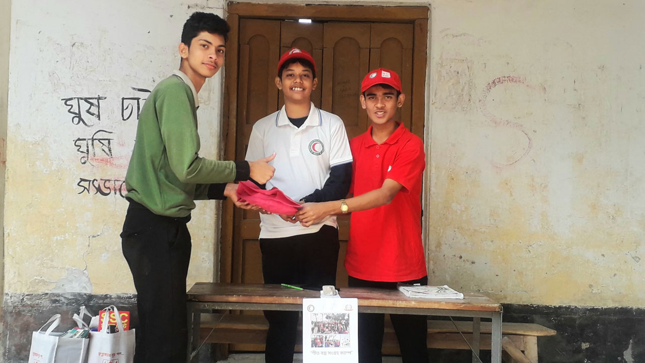 অপ্রয়োজনীয় কাপড়েই জীবনের উষ্ণতা: যুব রেড ক্রিসেন্টের উদ্যোগে শীতবস্ত্র সংগ্রহ