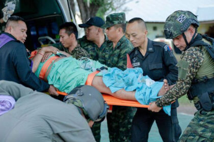 থাইল্যান্ডের সিসাকেত প্রদেশে সংঘর্ষে আহত থাই সেনাকে উদ্ধার করে নিরাপদ স্থানে নেওয়া হচ্ছে।