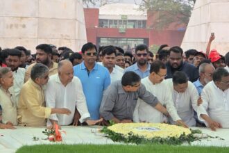 প্রতিমন্ত্রী মীর শাহে আলম ও জেলা পরিষদের নবনিযুক্ত প্রশাসক মুরাদের শ্রদ্ধা নিবেদন