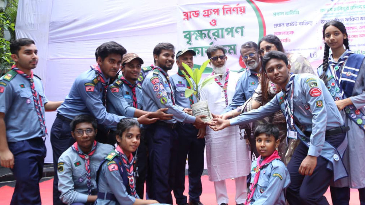 পাঁচ শতাধিক শিক্ষার্থীর বিনামূল্যে রক্তের গ্রুপ নির্ণয় ও চারা বিতরণ করলেন প্রতিমন্ত্রী হাবিব