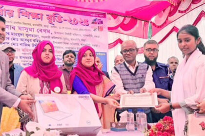 ইউএনও মাসুমা বেগম কর্তৃক আদমদীঘিতে শিক্ষা বৃত্তি প্রদান