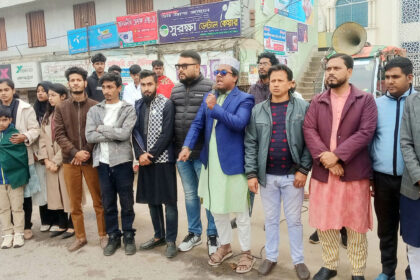 ওসমান হাদিকে হত্যার প্রতিবাদে আদমদীঘি ছাত্র জনতার বিক্ষোভ মিছিল ও প্রতিবাদ সমাবেশ অনুষ্ঠিত