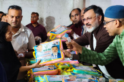 বেলতলায় সাধারণ মানুষের মাঝে মশারি দিলেন শফিকুল ইসলাম খান মিল্টন