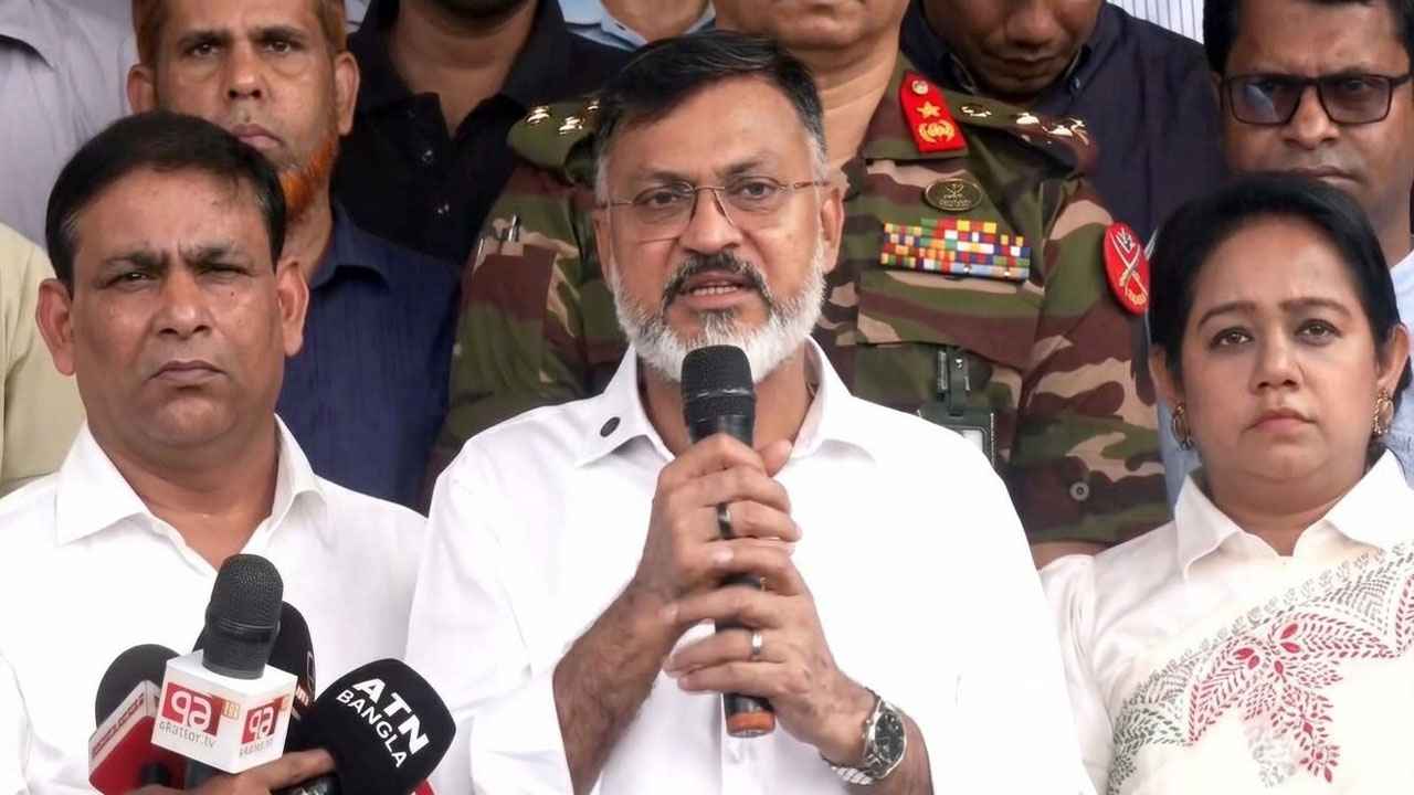 শেরেবাংলা কৃষি বিশ্ববিদ্যালয়ে ডেঙ্গুর লার্ভা ধ্বংস অভিযান ও সচেতনতামূলক কর্মশালার উদ্বোধন করেছেন ডিএনসিসি প্রশাসক মো. শফিকুল ইসলাম খান