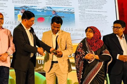 ‘বর্ষসেরা ট্যুরিজম কনটেন্ট ক্রিয়েটর’ হিসেবে পুরস্কার পেয়েছেন সালাহউদ্দীন সুমন। ছবি: সংগৃহীত