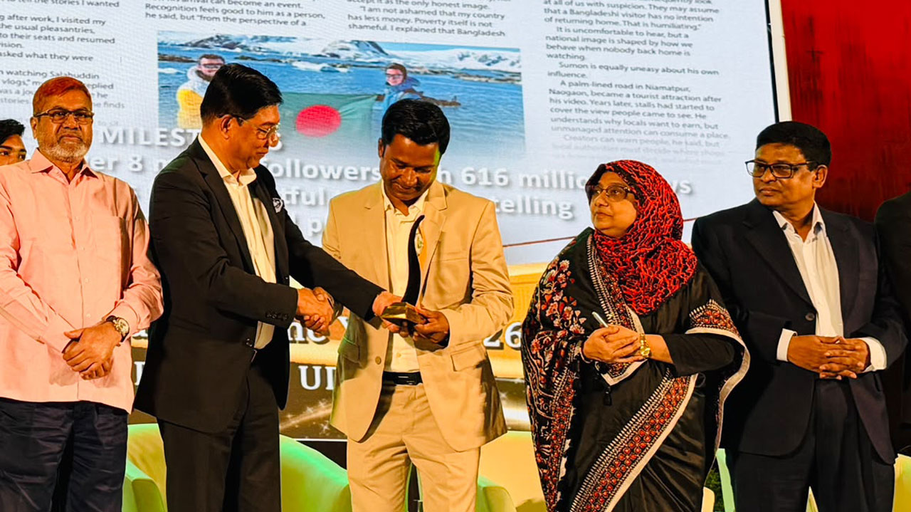 ‘বর্ষসেরা ট্যুরিজম কনটেন্ট ক্রিয়েটর’ হিসেবে পুরস্কার পেয়েছেন সালাহউদ্দীন সুমন। ছবি: সংগৃহীত